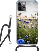 Hoesje met koord Geschikt voor iPhone 11 Pro - Bloemen - Zomer - Korenbloem - Blauw - Zon - Wolken - Siliconen - Crossbody - Backcover met Koord - Telefoonhoesje met koord - Hoesje met touw