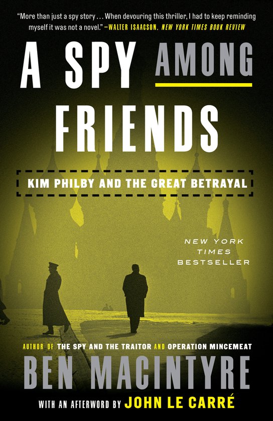 Couverture du livre "A Spy Among Friends" avec le titre affiché en évidence et la silhouette de deux hommes en manteaux dans un décor urbain.