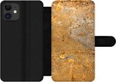 Bookcase Geschikt voor iPhone 12 Pro Max telefoonhoesje - Metaal - Roest print - Goud - Grijs - Structuur - Met vakjes - Wallet case met magneetsluiting