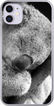 Geschikt voor iPhone 11 hoesje - Slapende koala op zwarte achtergrond in zwart-wit - Siliconen Telefoonhoesje