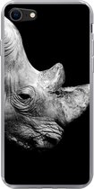 Geschikt voor iPhone SE 2020 hoesje - Portretfoto neushoorn op zwarte achtergrond in zwart-wit - Siliconen Telefoonhoesje