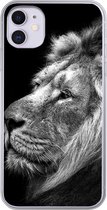 Geschikt voor iPhone 11 hoesje - Leeuw tegen zwarte achtergrond in zwart-wit - Siliconen Telefoonhoesje