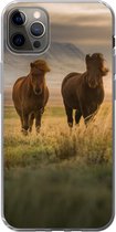 Geschikt voor iPhone 12 Pro Max hoesje - Paarden - Lucht - Gras - Siliconen Telefoonhoesje