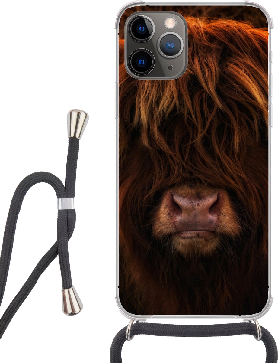 Telefoonhoesje Geschikt voor iPhone 12 pro crossbody - Schotse Hooglander - Koe - Portret - Dieren - Siliconen - Crossbody - Backcover met Koord - Telefoonhoesje met koord - Hoesje met touw Telefoonhoesje