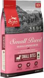 Orijen Small Breed biologisch hondenvoer. Met afbeelding van bergen. Bevat 85% verse regionale ingrediënten: kip, kalkoen, vis, kwartel.