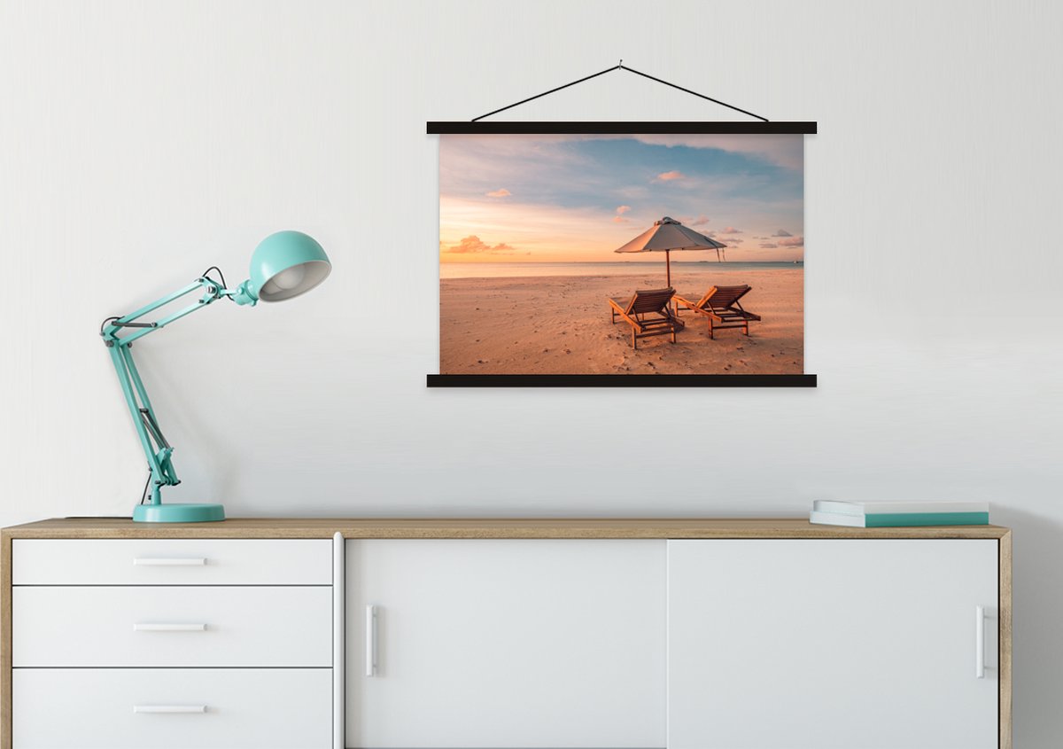 Posterhanger incl. Poster 90x60 cm - Schoolplaat - Strand - Ligbed - Parasol - Textielpost