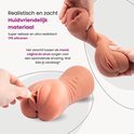 Twee handen die een roze TPE-siliconen masturbator manipuleren. De masturbator heeft een mondopening bovenaan en een vaginale opening aan de zijkant.