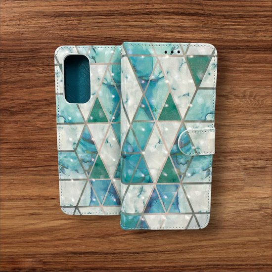 Wit, groen en blauw marmer patroon met geometrische driehoeken. Telefoonhoesje van kunstleer met sluitlipje.