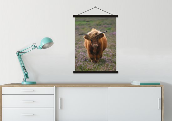 Posterhanger incl. Poster 60x80 cm - Schoolplaat - Schotse Hooglander - Heide - Dieren - Textielposter - Zwarte latten