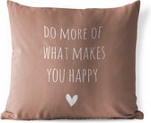 Buitenkussen - Engelse quote "Do more of what makes you happy" met een hartje op een bruine achtergrond - 45x45 cm - Weerbestendig