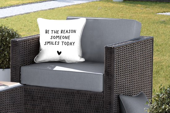 Coussin de jardin - Citation anglaise « Soyez la raison pour laquelle quelqu'un sourit aujourd'hui » avec un cœur sur fond blanc - 40x40 cm - Résistant aux intempéries