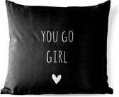 Sierkussen Buiten - Engelse quote "You go girl" tegen een zwarte achtergrond - 60x60 cm - Weerbestendig