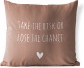 Buitenkussen - Engelse quote "Take the risk of lose the chance" met een hartje op een bruine achtergrond - 45x45 cm - Weerbestendig
