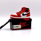 Coque Nike Air Jordan 1 High Chicago - Convient aux AirPods Pro et Pro 2 - Matériau en silicone durable - Protection contre les rayures et les chocs - Découpe pour port de chargement - Rouge / Zwart/ Wit