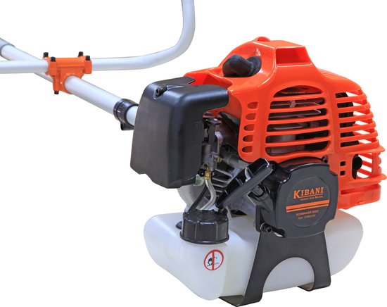 Detail van de oranje motorunit van een Kibani bosmaaier, merknaam 'KIBANI', met "BOSMAAIER 52CC" en "1.9PK 2-TAKT MOTOR".
