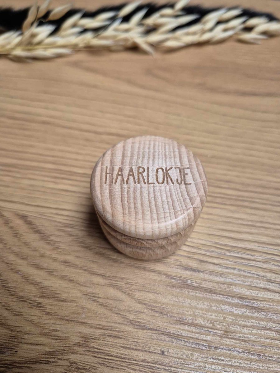 Bewaardoosje | haarlokje | haarlokdoosje | opdruk: gegraveerd | bewaarpotje | haarlokpotje | Strak Lettertype
