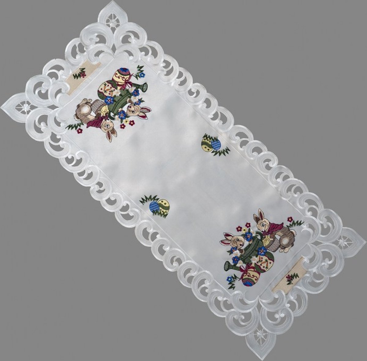 Tafelloper - Pasen - Satijnlook- Creme kleurig met konijnen, mand, gieter en eieren - 40 x 90 cm