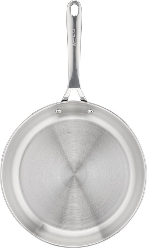 RVS koekenpan met een geborsteld middendeel en een lange steel.