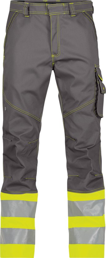 Pantalon de travail gris avec coutures jaunes, une poche sur la jambe droite et bandes réfléchissantes en bas des jambes.