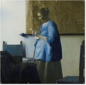 Tuin poster Brieflezende vrouw in het blauw - Schilderij van Johannes Vermeer - 200x200 cm - Tuindoek - Buitenposter