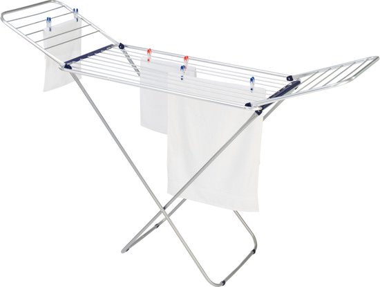 Zilverkleurig droogrek met blauwe accenten, met witte handdoeken eraan.