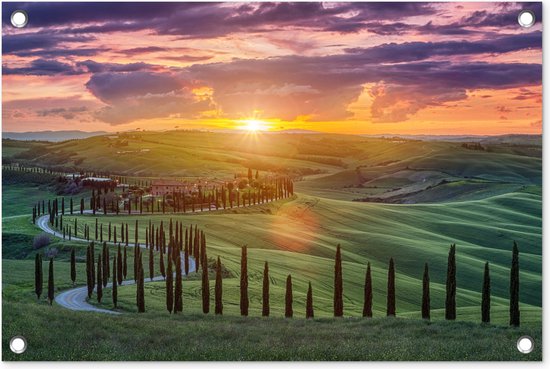 Zonsondergang boven glooiende groene heuvels in Toscane, met een slingerende weg, cypressenbomen en een dramatische lucht.
