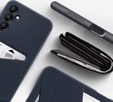 Close-up van donkerblauwe Samsung Card Slot Case met pasjes en portemonnee.