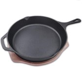 Bol.com Gietijzeren pan incl. onderzetter van berkenhout & greepbescherming - (Ø 31 cm) gietijzeren pan met 2 schenktuiten & 2 h... aanbieding