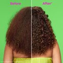 À gauche, le "Avant" avec des cheveux sombres ondulés et indisciplinés, à droite, l'"Après" avec des boucles définies et brillantes.