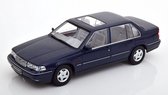 Het 1:18 Diecast-model van de Volvo 960 uit 1996 in Nautic Blue Pearl. De fabrikant van het schaalmodel is Triple9. Dit model is alleen online verkrijgbaar