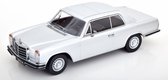 Het 1:18 gegoten model van de Mercedes-Benz 280C/8 W114 Coupé uit 1969 in zilver. De fabrikant van het schaalmodel is KK Models. Dit model is alleen online verkrijgbaar