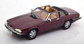 De 1:18 Diecast Modelauto van de Jaguar XJ-SC Semiconvertible uit 1983 in rood metallic. De fabrikant van het schaalmodel is Cult Models. Dit model is alleen online verkrijgbaar