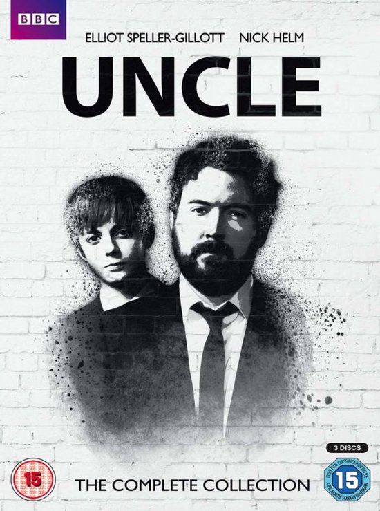 DVD-hoes van Uncle: The Complete Collection met Elliot Speller-Gillott en Nick Helm voor een bakstenen muur.