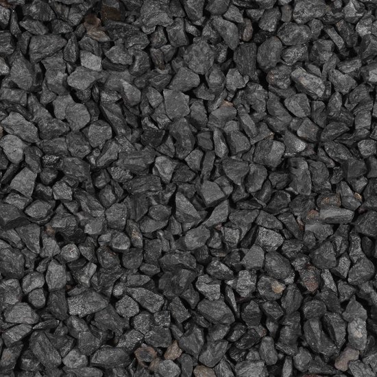 Donkergrijze, gebroken basalt split van 2-5 mm.