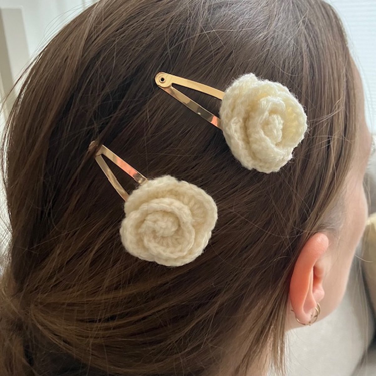 Luna-Leena duurzame haarspeldjes roosjes off white (set) - L5cm - soft wol - klik klak speld goudkleurig - hand gehaakt in Nepal - rose hair clips - haar accessoires - cadeau - feest - verjaardag - sieraad - flowers - bloemen spelden