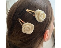 Luna-Leena duurzame haarspeldjes roosjes off white (set) - L5cm - soft wol - klik klak speld goudkleurig - hand gehaakt in Nepal - rose hair clips - haar accessoires - cadeau - feest - verjaardag - sieraad - flowers - bloemen spelden
