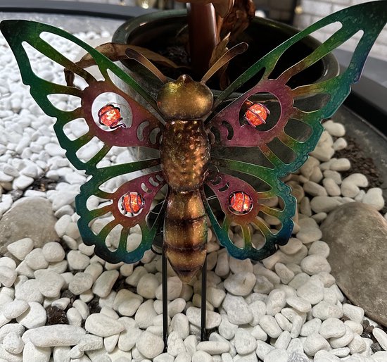 Metalen solarlamp op tuinsteker "vlinder" - meerkleurig - sier stenen en 4 LEDs - tuinsteker - hoogte 30 x 30 x 1 cm - Tuindecoratie - Tuinverlichting
