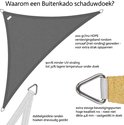 Grijze driehoekige schaduwdoek met RVS bevestigingspunten en dubbel gestikte randen.