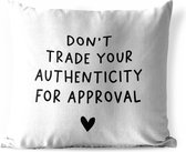 Buitenkussen - Engelse quote "Don't trade your authenticity for approval" met een hartje voor een witte achtergrond - 45x45 cm - Weerbestendig