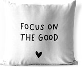 Buitenkussen - Engelse quote "Focus on the good" met een hartje tegen een witte achtergrond - 45x45 cm - Weerbestendig