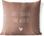 Buitenkussen - Engelse quote "Let's travel the world" met een hartje op een bruine achtergrond - 45x45 cm - Weerbestendig