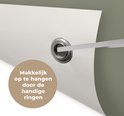 Close-up van een oogje en de textuur van een tuinposter met een witte achterkant en een grijze voorkant.