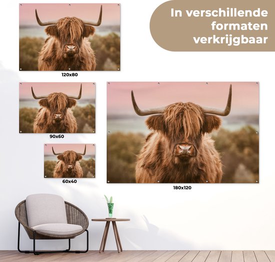 Un Highland coiffé de longues cornes, représenté en différentes tailles : 120x80, 90x60 et 60x40 cm.