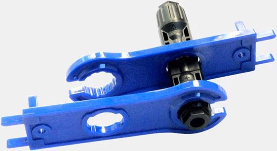 Twee blauwe kunststof gereedschappen voor MC4 connectoren, met een inham aan de bovenkant en een opening in het midden. Een tool heeft een zwarte schroefbevestiging.