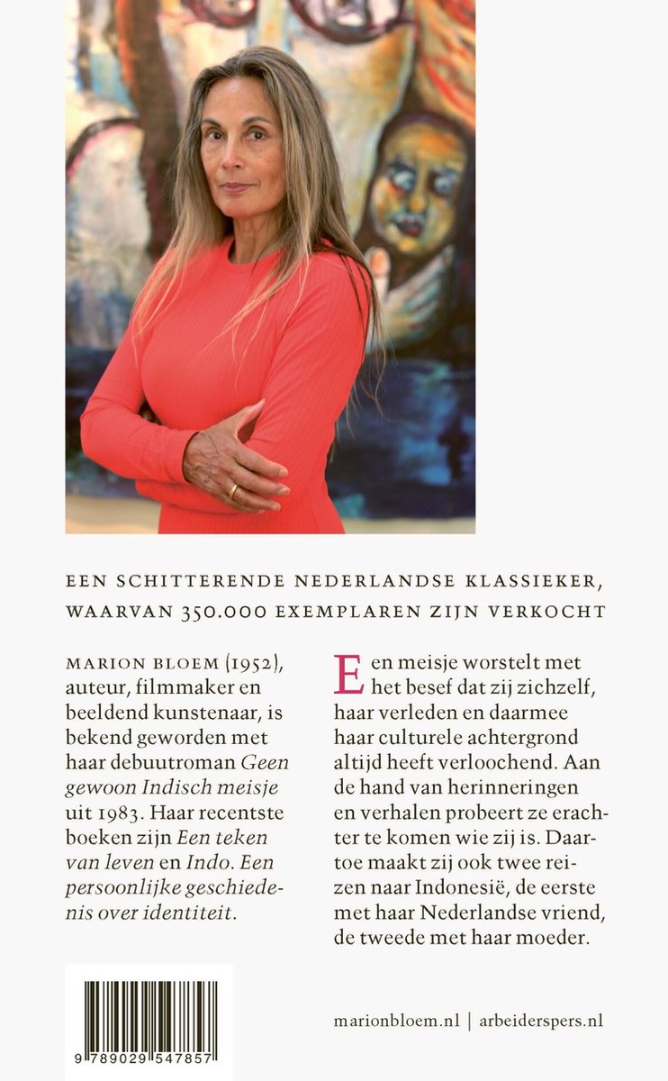 Foto van een vrouw met lang bruin haar, staand en gekleed in een oranje trui, met een tekst in het Nederlands.