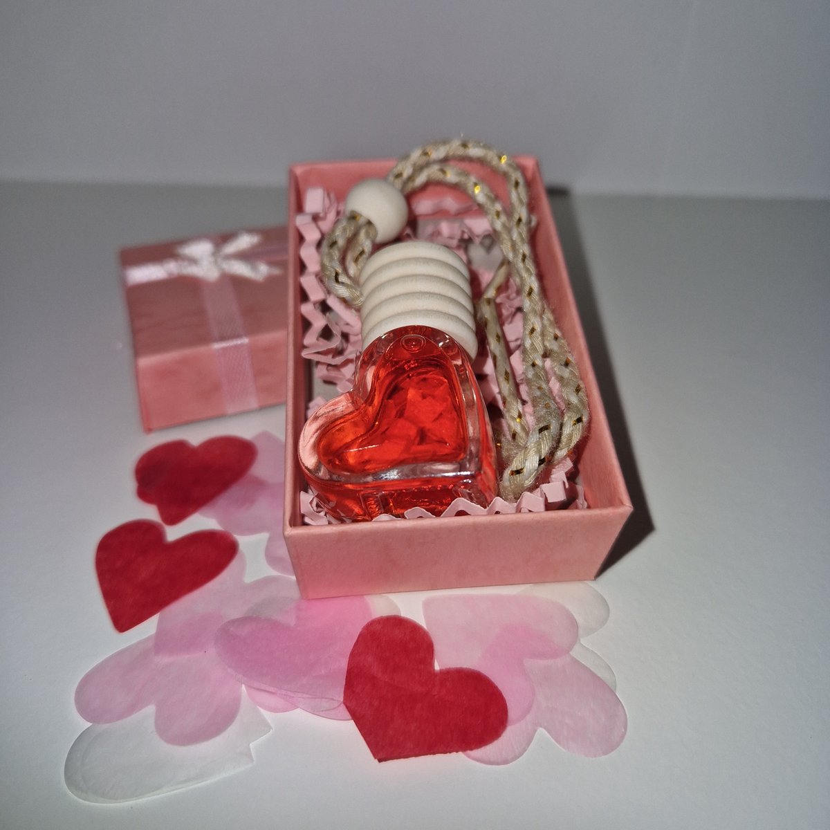 Goedkoopste Autoparfum Love - Hartje Cadeauverpakking - Car perfume - 6ml - Autogeurtje - Autogeur - Autoparfumhouder - Autoverfrisser - Luchtverfrisser - Verjaardagscadeau - Verjaardagscadeautje - Moederdag - Valentijnsdag - Valentijn - autoparfum