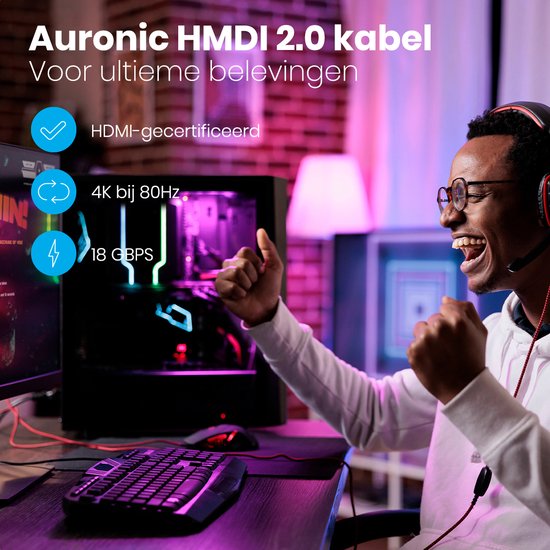Man speelt game met headset, Auronic HDMI 2.0 kabel, 4K bij 80Hz, 18 GBPS.