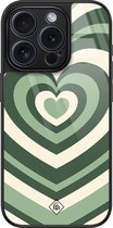 Casimoda® hoesje - Geschikt voor iPhone 15 Pro - Hart Swirl Groen - Luxe Hard Case Zwart - Backcover telefoonhoesje - Groen