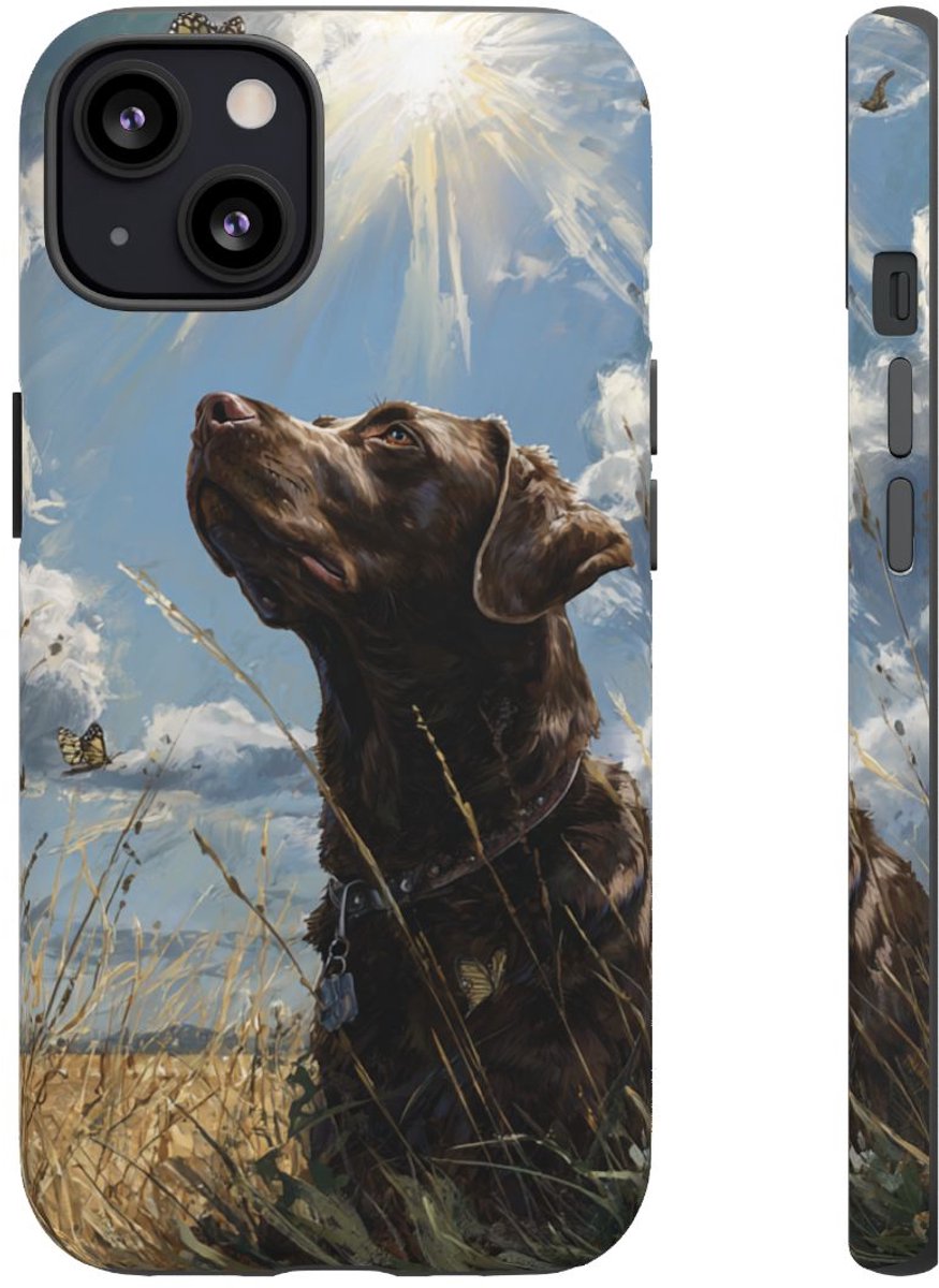 Chocoladekleurige Labrador met Vlinders in Veld – Telefoonhoesje Geschikt voor iPhone 13