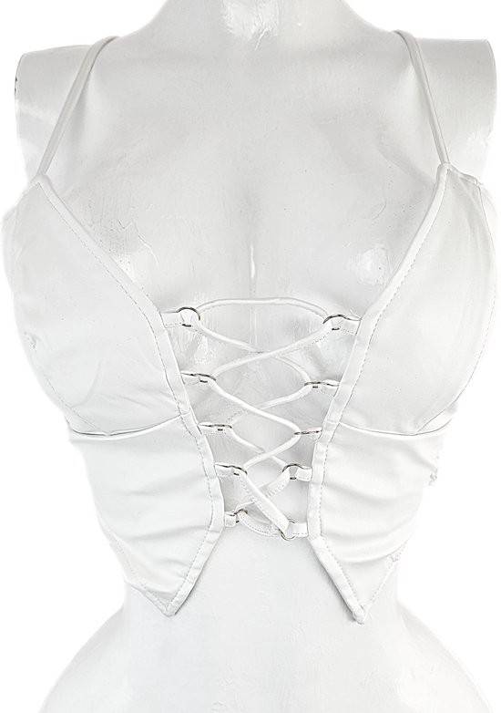 Witte crop top van imitatieleer met een vetersluiting aan de voorkant en spaghettibandjes.